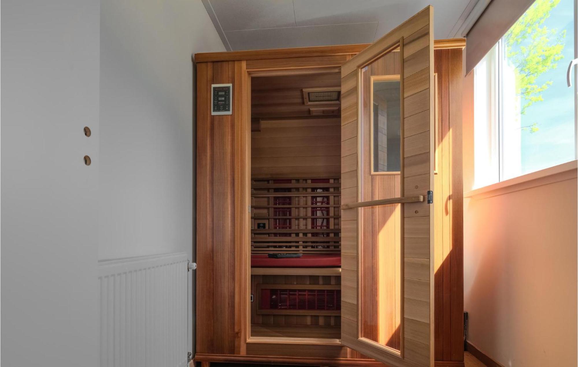 Nice Home In Heinkenszand With Sauna Екстер'єр фото