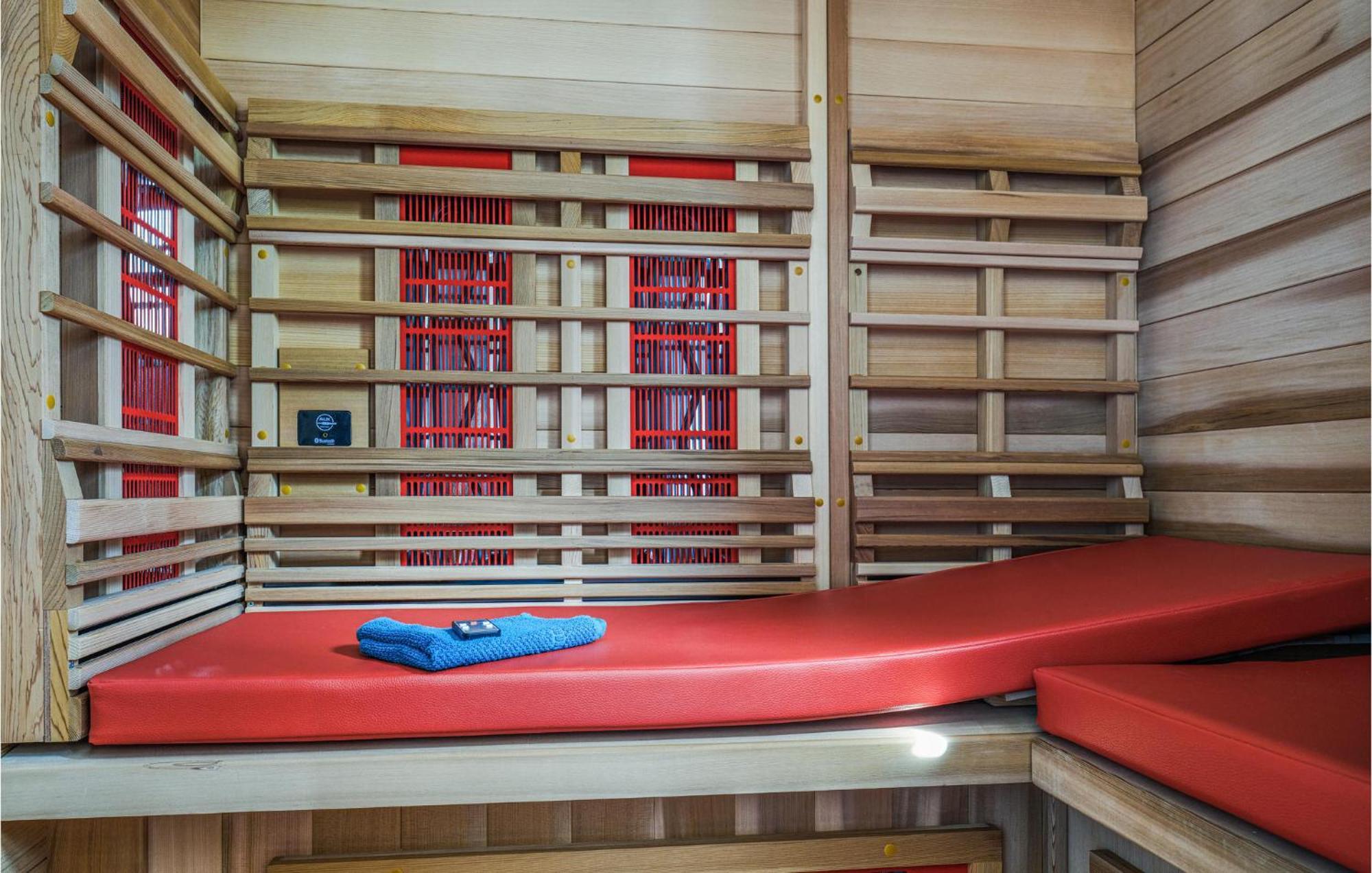 Nice Home In Heinkenszand With Sauna Екстер'єр фото